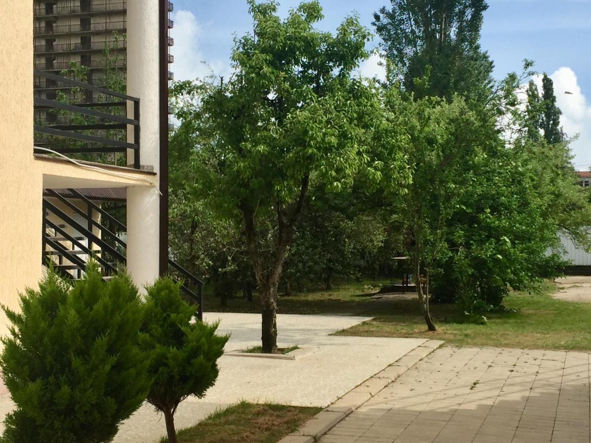 Отель Розалин Гостевой дом Гудаута Экстерьер фото